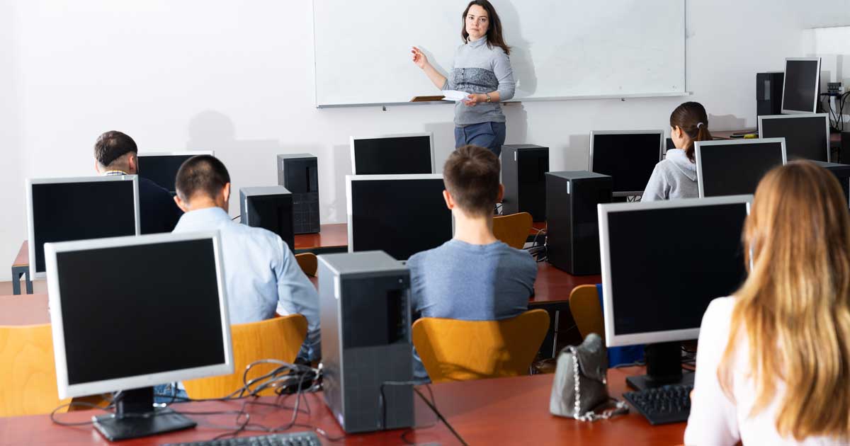 Foto van een opleidingslokaal uitgerust met computers.