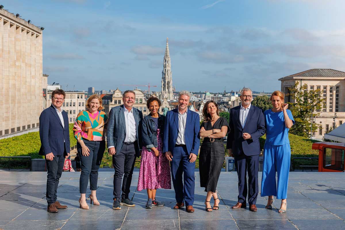 De droite à gauche, les ministres et secrétaires d'État du gouvernement bruxellois : Ans Persoons, Bernard Clerfayt, Nawal Ben Hamou, Alain Maron, Barbara Trachte, Rudi Vervoort, Elke Van den Brandt, et Sven Gatz.