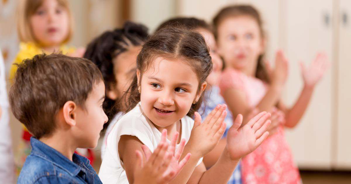 Photographie de jeunes enfants rassemblés qui applaudissent