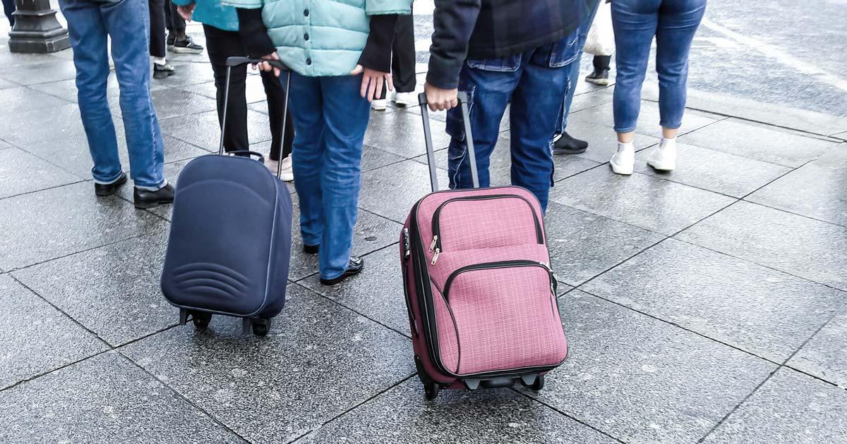 Mensen wachten met hun bagage 