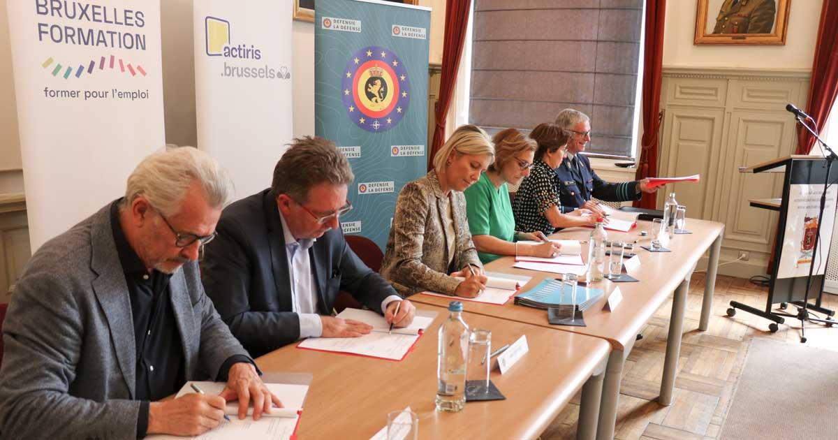 Op dinsdag 10 mei 2022 hebben de minister van Defensie, Ludivine Dedonder, de Brusselse minister-president, Rudi Vervoort, de Brusselse minister van Werk en Beroepsopleiding, Bernard Clerfayt, Actiris en Bruxelles Formation op de Koninklijke Militaire School een brede overeenkomst in verband met de rekrutering en de opleiding voor de beroepen bij Defensie ondertekend.