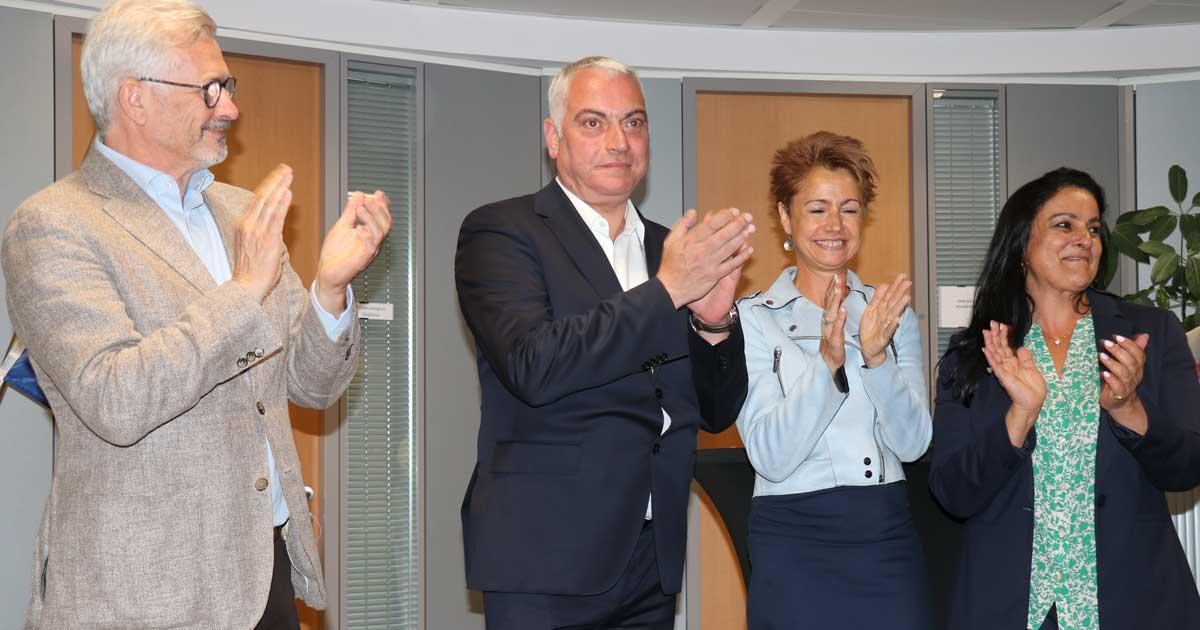 Op deze foto staan, van rechts naar links, Mariam El Hamidine, Claire Vandevivere en Jean-Pierre Van Laethem. Zij hebben alle drie de eed afgelegd als burgemeester aan de minister van Plaatselijke Besturen van het Brussels Hoofdstedelijk Gewest, Bernard Clerfayt.