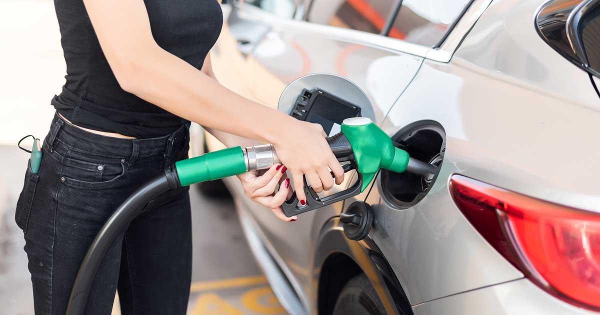 Les frais administratifs ou d'abonnement réclamés dans le secteur des titres-services doivent bénéficier aux travailleurs pour couvrir les frais de mobilité - photo : une femme fait le plein de carburant.