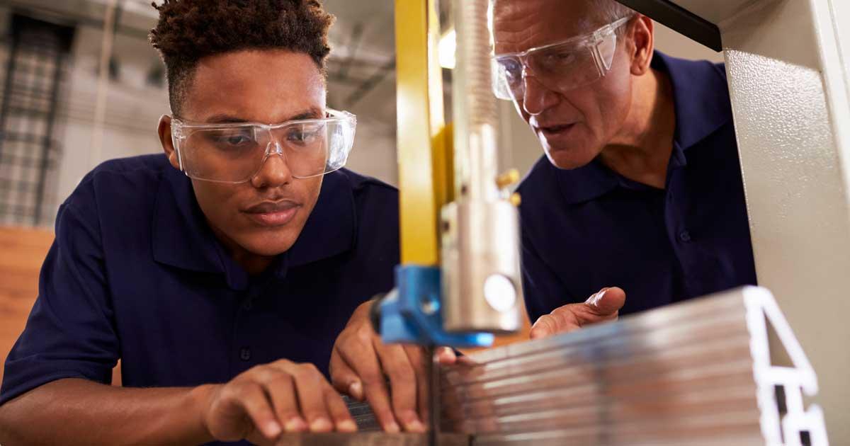 Jonge arbeider in opleiding. Discriminatie bestrijden om alle talenten te benutten.