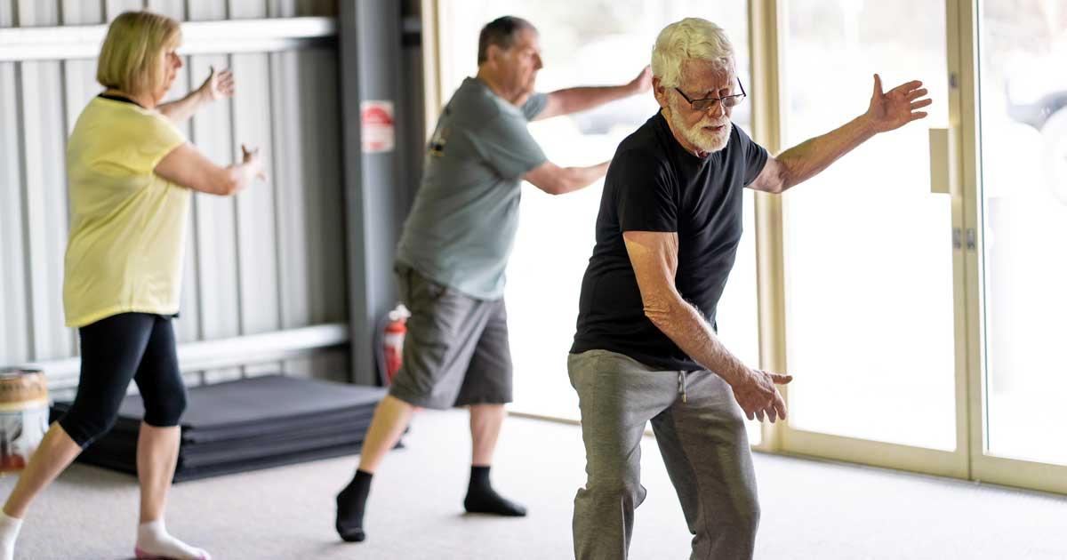 La pratique d'un sport est un enjeu de santé et de sociabilisation, ici la pratique du tai chi.