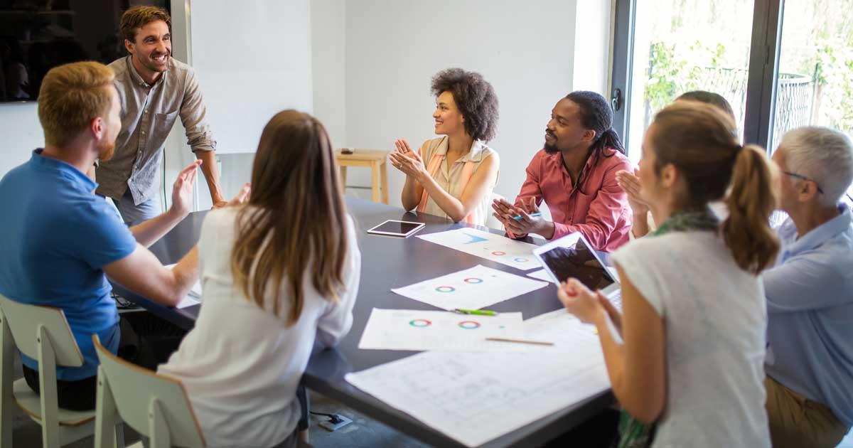 Om het voor werkzoekenden gemakkelijker te maken om een opleiding te vinden, heeft Bruxelles Formation zijn opleidingscatalogus voor 2024 gepubliceerd. Foto van een klaslokaal met mensen in opleiding.